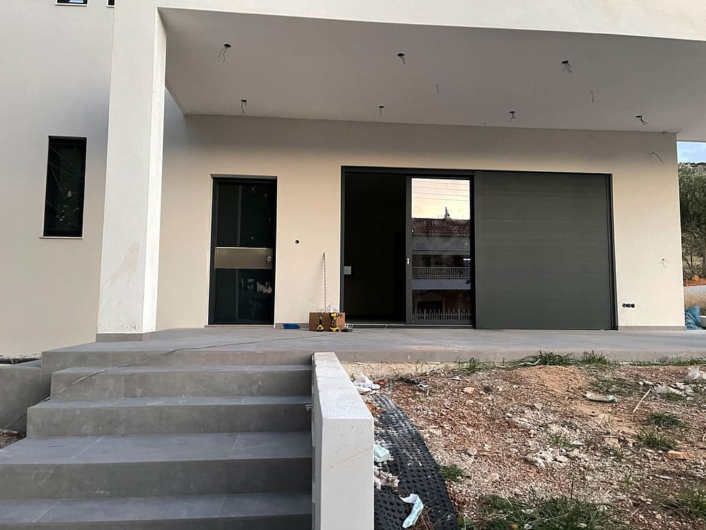 Koufomata Alouminiou Se Monokatoikia Sti Vari (14)