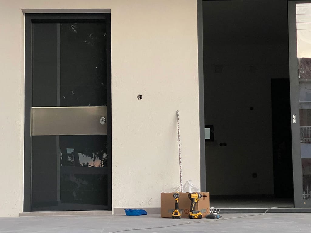 Koufomata Alouminiou Se Monokatoikia Sti Vari (15)